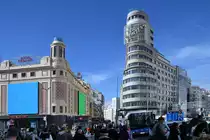 Das von 1931 bis 1933 gebaute Carri�n-Geb�ude (Edificio Carri�n) mit dem charakteristischen Schweppes-Werbeschild befindet sich am Plaza del Callao. (Madrid, November 2022)