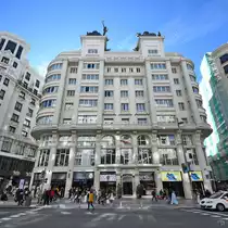 Dieses von 1925 bis 1927 gebaute Hochhaus des Hyatt Centric Hotel befindet sich an der Gran V�a. (Madrid, November 2022)