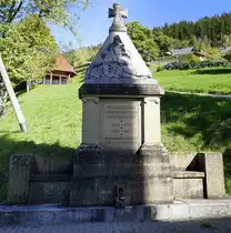 Simonswald, Denkmal f�r die Gefallenen der beiden Weltkriege, neben der Kirche St.Josef, Okt.2022