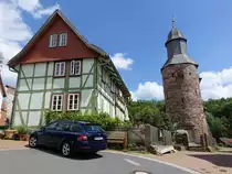 Reckershausen, Fachwerkhaus und kleine Wehrkirche in der Stra�e Auf der Reihe, Saalkirche aus dem 15. Jahrhundert (02.06.2022)