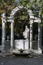 Dieses 1934 eingeweihte Denkmal ist den spanischen Dramatiker und Dichter Seraf�n und Joaqu�n �lvarez Quintero (Monumento a Seraf�n y Joaqu�n �lvarez Quintero) gewidmet und befindet sich im Retiro-Park Madrid. (November 2022)