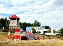 Ein Blick auf das Strandbad - Zeulenrodaer Meer. Kletterturm auf dem Spielplatz. Der Zugang zu allen Einrichtungen und zum Wasser ist komplett barrierefrei. Der sch�ne Wiesenstrand l�dt Gro� und Klein zum Baden ein. Das Strandbad Zeulenroda ist durch den 3 km langen und barrierefreien Promenadenweg mit dem Bio-Seehotel Zeulenroda verbunden.Foto 22.06.22