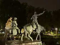 Don Quijote und Sancho Panza auf dem Weg in ein neues Abenteuer, so gesehen Anfang November 2022 an dem spanischen Schriftsteller Miguel de Cervantes Saavedra gewidmeten Denkmal auf dem Plaza de Espa�a in Madrid. (November 2022)