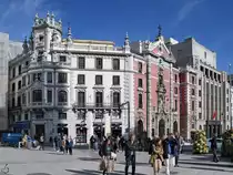 Dieses Suchtbehandlungszentrum (Unidad de Alcoholismo) befindet sich in einem historischem Geb�ude im Zentrum von Madrid, direkt daneben die Mitte des 18. Jahrhunderts erbaute barocke Kirche Sankt Joseph (Iglesia de San Jos�). (Madrid, November 2022)