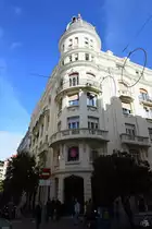 Eines der vielen H�user an der Madrider Prachtstra�e Gran V�a. (November 2022)