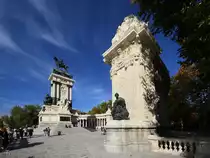 Die beiden S�uleng�nge und das Reiterstandbildes vom spanischen K�nig Alfons XII. (Monumento a Alfonso XII.), so gesehen Anfang November im Madrider Retiro-Park.