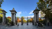 Das K�nigliche Tor (Puerta Real) wurde 1885 als Zugang zum Retiro-Park erbaut. (November 2022)
