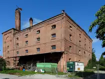 Die alte Malzfabrik in Ering (Landkreis Rottal-Inn), ist ein wundervolles altes Backstein-, bzw. Industriegeb�ude, und w�re einfach zu Schade f�r die Abri�birne; interessant zu wissen w�re auch, ob  die alten Maschinenanlagen zur Malzerzeugung evtl.  noch vorhanden sind; ein  Erlebnispark  w�re ggf. ein/der  Lebensretter ; 220901