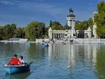 Auf dem zentralen Teich (El Estanque Grande) im Madrider Retiro-Park (Parque del Retiro) sind Fahrten mit dem Ruderboot m�glich. Anfang November 2022 wurde dieses Angebot ausgiebig genutzt, denn am Verleihstand war Anstehen angesagt.
