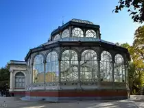 Dieser Ende des 19. Jahrhunderts f�r die Blumenausstellung  Exposici�n de las Islas Filipinas  errichtete Wintergarten (Palacio de Cristal) befindet sich im Retiro-Park. (Madrid, November 2022)