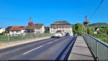 Die Werrabr�cke auf der B 451 in Witzenhausen mutet historisch an, nicht zuletzt durch den zuf�llig vorbeifahrenden VW K�fer.

🕓 16.8.2022 | 8:57 Uhr
