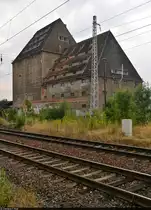 Dieser alte Getreidespeicher an der Speicherstra�e in Sangerhausen wurde an einem Bahn�bergang der Bahnstrecke Halle–Hann. M�nden entdeckt.

🕓 18.8.2022 | 16:26 Uhr