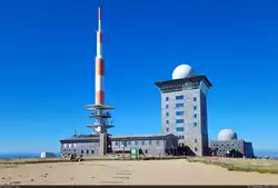 Sendemast, Brockenhotel und Brockenhaus bei bestem sp�tsommerlichen Wetter, ohne Wind, ohne viele Menschen und ohne Wolken am Himmel.