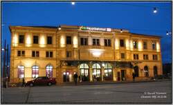 In der abendlichen D�mmerung erstrahlt das Emfpangsgeb�ude des Chemnitzer Hbf noch mal so sch�n.