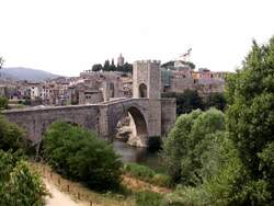 BESAL� (Provincia de Girona), 11.06.2006, Pont de Besal�, mittelalterliche Bogenbr�cke mit T�rmen