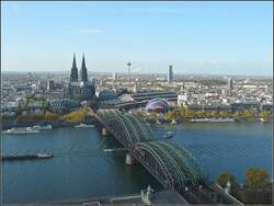 Aussicht vom K�ln Triangle Panorama Turm auf die Hohenzollernbr�cke, den Hauptbahnhof und den Dom aufgenommen am 08.11.08.