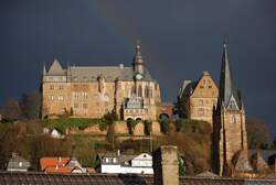 Marburger Schloss unterm angedeuteten Regenbogen.