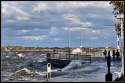 Rasmus gibt sich M�he die Sundpromenade zu w�ssern.(Blickrichtung Mole &Insel R�gen)