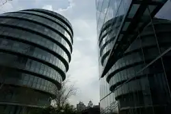 Das Bild ist nicht schief, sondern die Geb�ude die am linken Flussufer der Themse erbaut worden sind.