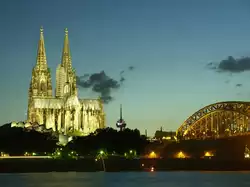 Der K�lner Dom und die Hohenzollernbr�cke am 17.07.2010 in der letzten Helligkeit des Abends.