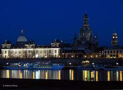 Blick am Abend �ber die Elbe auf das Terrassenufer, die Br�hlsche Terrasse, Frauenkirche und Rathausturm  - 5.7.2006  