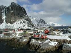 Mit dem Blick auf den kleinen Fischerort Hamn�y beginne ich eine Reihe mit Impressionen von Fischerorten und St�dten auf den Lofotoen.