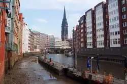 Der Wasserstand im Fleet k�nnte irgendwie mit dem Zustand der Stadtkasse Hamburgs in Zusammenhang stehen :-P ein Schelm, der b�ses dabei denkt....wohl eine der am h�ufigsten fotografierten Ansichten