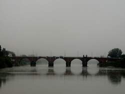 Die Rmerbrcke (lteste Brcke Deutschlands) gewhrleistet auch Heutzutage, und auch bei Nebel eine Problemlose Querung der Mosel bei Trier; 120827