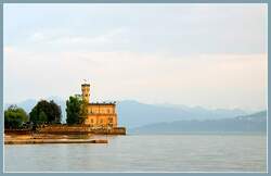 Schloss Montfort in Langenargen im Abendlicht.