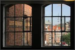 Blick von der Speicherstadt auf die Hamburger Altstadt und den Fernsehturm.