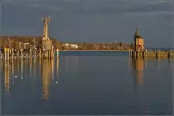Weihnachtsmarktstimmung?    So jedenfalls zeigte sich der zweite Advent 2013 in Konstanz, wo zu F��en der gewichtigen Dame der Weihnachtsmarkt stattfindet.