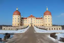 Blick auf das Schloss Moritzburg bei sch�nstem Winterwetter.