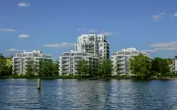 Nachdem die Halbinsel Stralau im Berliner Ortsteil Friedrichshain in den 1990er Jahren Teil des Entwicklungsgebiets Rummelsburger Bucht wurde, entstanden in kleinst�dtischen Dimensionen