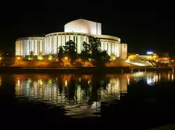 Die Opera Nova von Bromberg liegt an einer Biegung der Brahe, die die Stadt durchflie�t und an ihrem Rand in die Weichsel m�ndet.