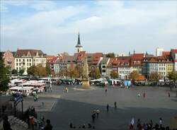 Blick von den Domstufen auf den Domplatz mit seinen vielen historischen H�usern; im Hintergrund der Turm der Allerheiligenkirche - Erfurt, 17.10.2007  