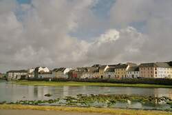 Blick ber den hier in den Atlantik mndenden Fluss Corrib auf den Claddagh Quay von Galway