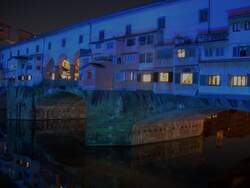 Die �stliche Seite der Ponte Vecchio wird bei Dunkelheit blau angeleuchtet.