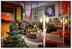 F�r die Bev�lkerung auf dem Lande, sind Einkaufszentren wie hier bei dem Unternehmen Dodenhof, oft die einzige M�glichkeit auch etwas vom festlichen Lichterglanz zu erhaschen.