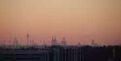 Die Skyline von K�ln beim Sonnenuntergang, in der Mitte, kaum zu verfehlen der Dom, links daneben der Colonius.