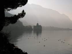 Mystisch, das Ch�teau de Chillon im Morgennebel.