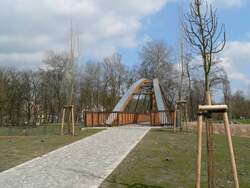 Eine neue Fu�g�ngerbr�cke �ber die Nei�e verbindet den deutschen Ort Guben mit dem polnischen Gubin.