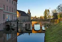 Alte Steinbogenbr�cke �ber den Wassergraben vom Schlo� Gracht in Erftstadt-Liblar- 19.12.2019