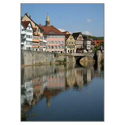 Am Kocher in Schwbisch Hall, rechts im Hintergrund die Henkersbrcke.