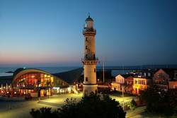 Leuchtturm und Teepott von Warnem�nde in der D�merung.