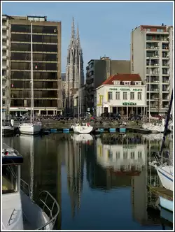 Architektonische Gegens�tze in Oostende.