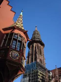 Freiburg im Breisgau,  Erker des historischen Kaufhauses und der M�nsterturm,  leider einger�stet,  April 2010