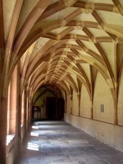 Alpirsbach im Schwarzwald,  ehemaliges Benediktinerkloster, der stliche Flgel des Kreuzganges wurde 1481-94 unter Verwendung des romanischen Vorgngers neu aufgebaut,  Juli 2010