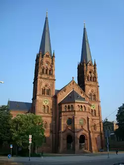 Freiburg im Breisgau,  die katholische Johanneskirche mit zwei markanten 60m hohen T�rmen,  1899 mit rotem Sandstein im Stil der Neoromanik erbaut, 2008-09 aufwendig renoviert, Besonderheit ist der im