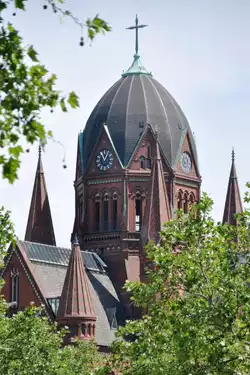 BERLIN, 26.05.2012, Blick von der Bl�cherstra�e auf die Heilig-Kreuz-Kirche im Stadtteil Kreuzberg