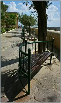 Ruhe findet man im Upper Barracca Gardens.